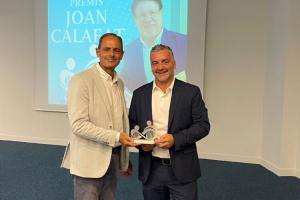 El psicólogo colegiado Tòfol Villalonga recibe el premio Joan Calafat a la excelencia profesional del Grupo Salut i Força